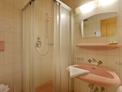 Hotel-Garni-Jenewein-Mayrhofen-Hauptstrasse-452-Petra-Sinnhuber-Ferienwohnung-1-Badezimmer.jpg