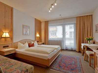 K1024_Hotel-Garni-Jenewein-Mayrhofen-Hauptstrasse-452-Petra-Sinnhuber-Zimmer-7.JPG