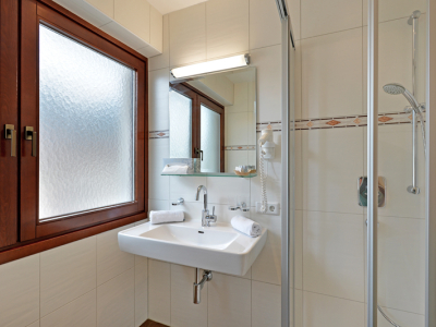 Hotel-Garni-Jenewein-Mayrhofen-Hauptstrasse-452-Petra-Sinnhuber-Zimmer-9-Badezimmer.jpg