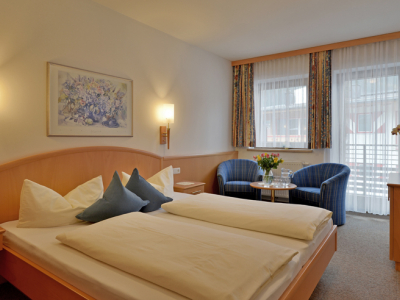 Hotel-Garni-Jenewein-Mayrhofen-Hauptstrasse-452-Petra-Sinnhuber-Zimmer-15.jpg