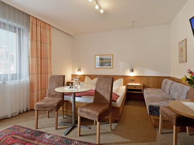 Hotel-Garni-Jenewein-Mayrhofen-Hauptstrasse-452-Petra-Sinnhuber-Zimmer-9.jpg
