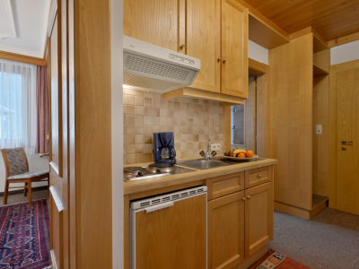 Hotel-Garni-Jenewein-Mayrhofen-Hauptstrasse-452-Petra-Sinnhuber-Ferienwohnung-1-Kueche.jpg